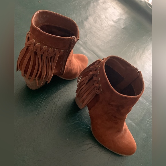 Burnt orange/brown suede ankle boots with fringe - Picture 5 of 6